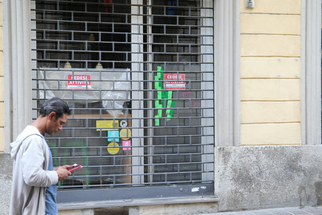 Monza Esercizi commerciali sfitti Intervento artistico su fenomeno sociale da parte si Street artist - foto Fabrizio Radaelli