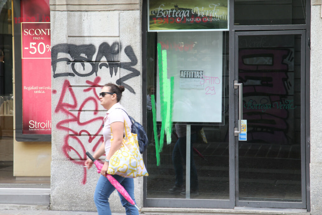 Monza Esercizi commerciali sfitti Intervento artistico su fenomeno sociale da parte si Street artist - foto Fabrizio Radaelli