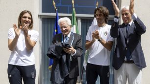 Olimpiadi Parigi 2024 Il Presidente della Repubblica Sergio Mattarella in occasione della visita al Villaggio Olimpico e dell'incontro con la delegazione italiana: con Arianna Errigo e Gianmarco Gimbo Tamberi - foto Quirinale