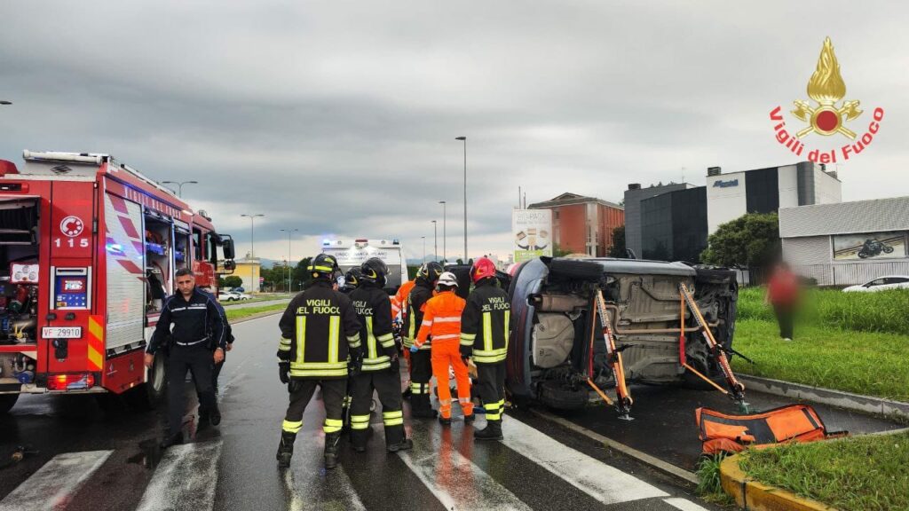 Giussano incidente ribaltamento - foto Vigili del fuoco