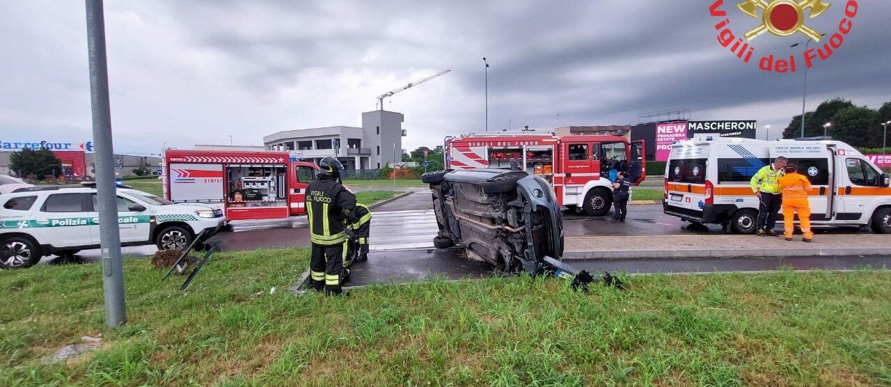 Giussano incidente ribaltamento - foto Vigili del fuoco