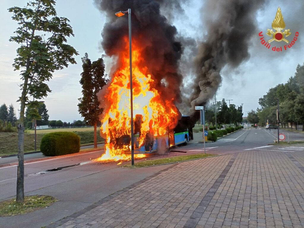 Sulbiate incendio autobus Net - foto Vigili del fuoco