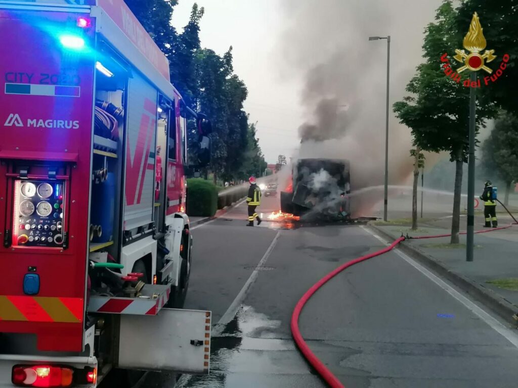 Sulbiate incendio autobus Net - foto Vigili del fuoco