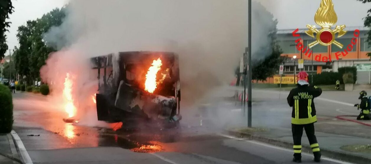 Sulbiate incendio autobus Net - foto Vigili del fuoco