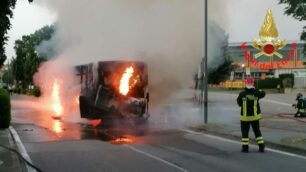 Sulbiate incendio autobus Net - foto Vigili del fuoco