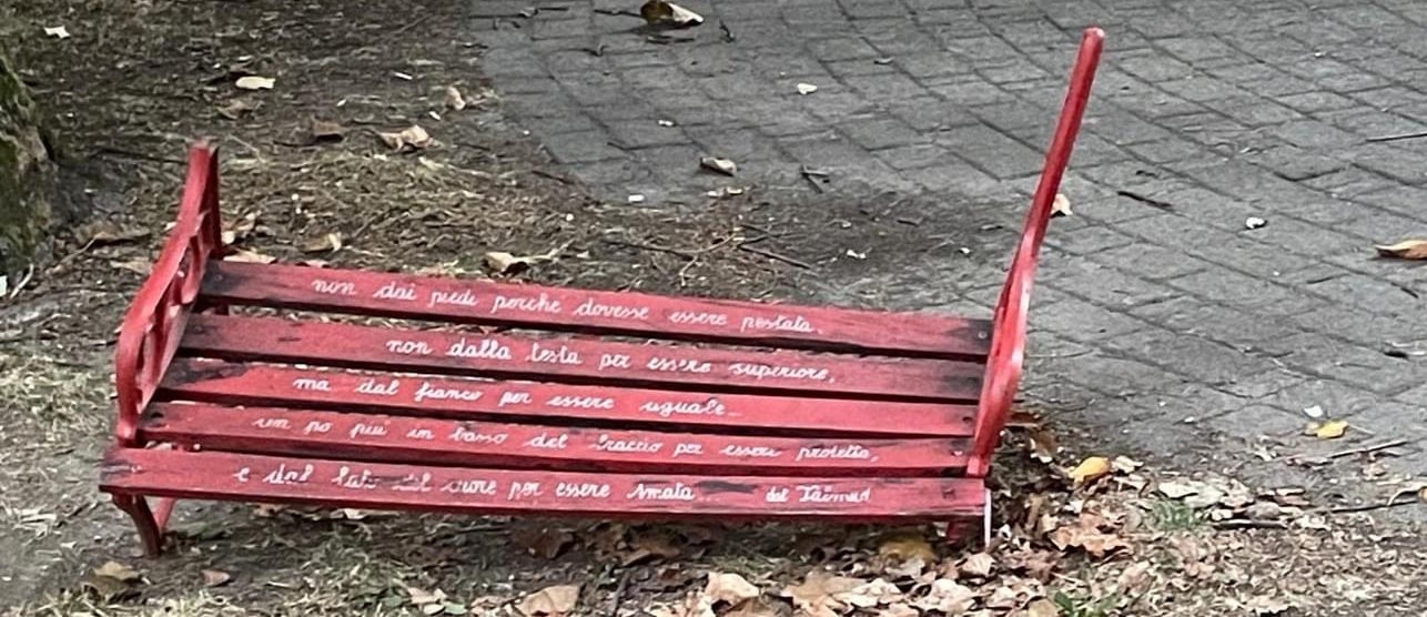 Meda panchina rossa vandalizzata