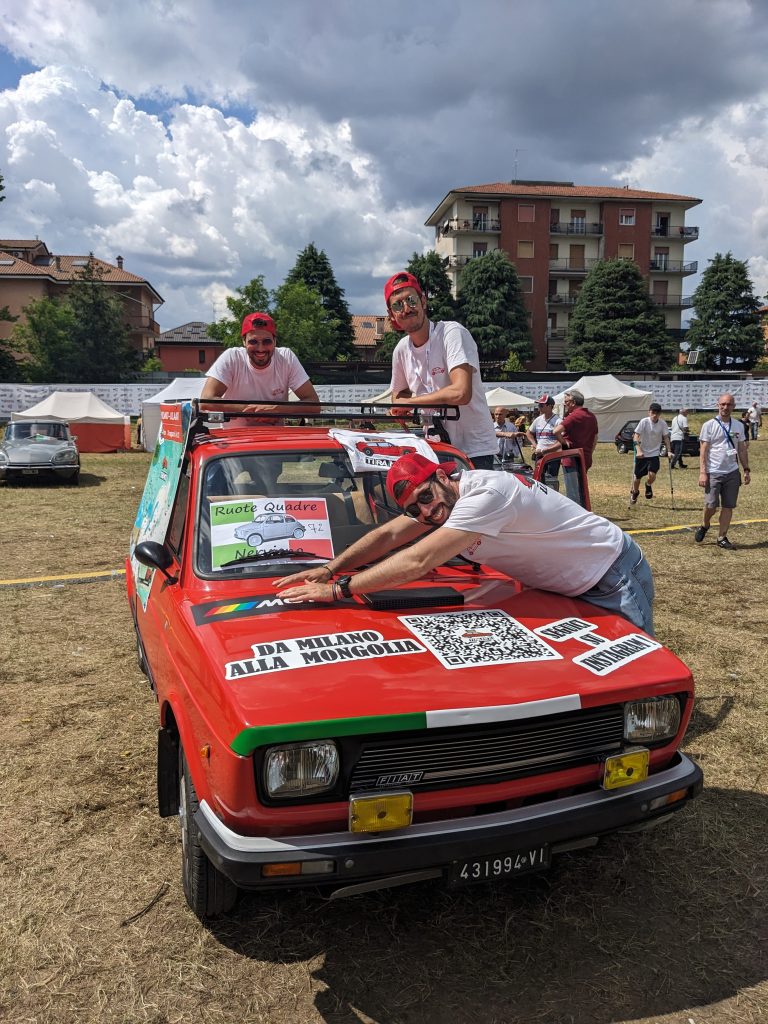 Mongol Rally Team Tiramitù con Sucameli Muggiò auto Vincenzina