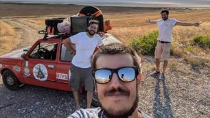 Mongol Rally Team Tiramitù con Sucameli Muggiò auto Vincenzina