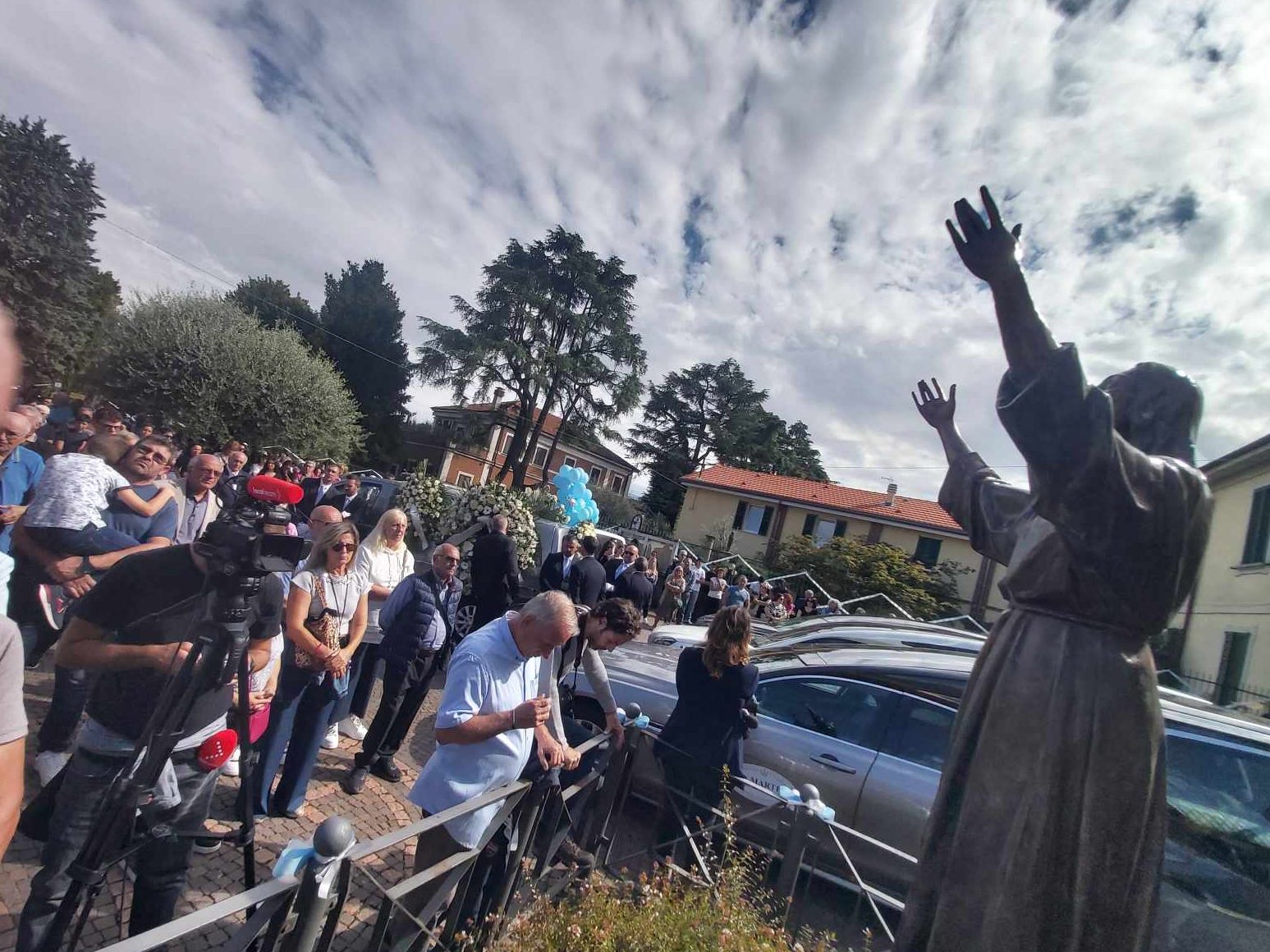 Paderno Dugnano funerale triplice omicidio via Anzio