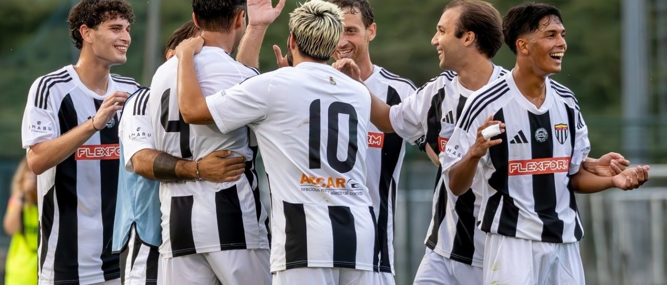 Calcio Eccellenza La festa di un gruppo di calciatori del Meda