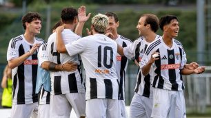 Calcio Eccellenza La festa di un gruppo di calciatori del Meda