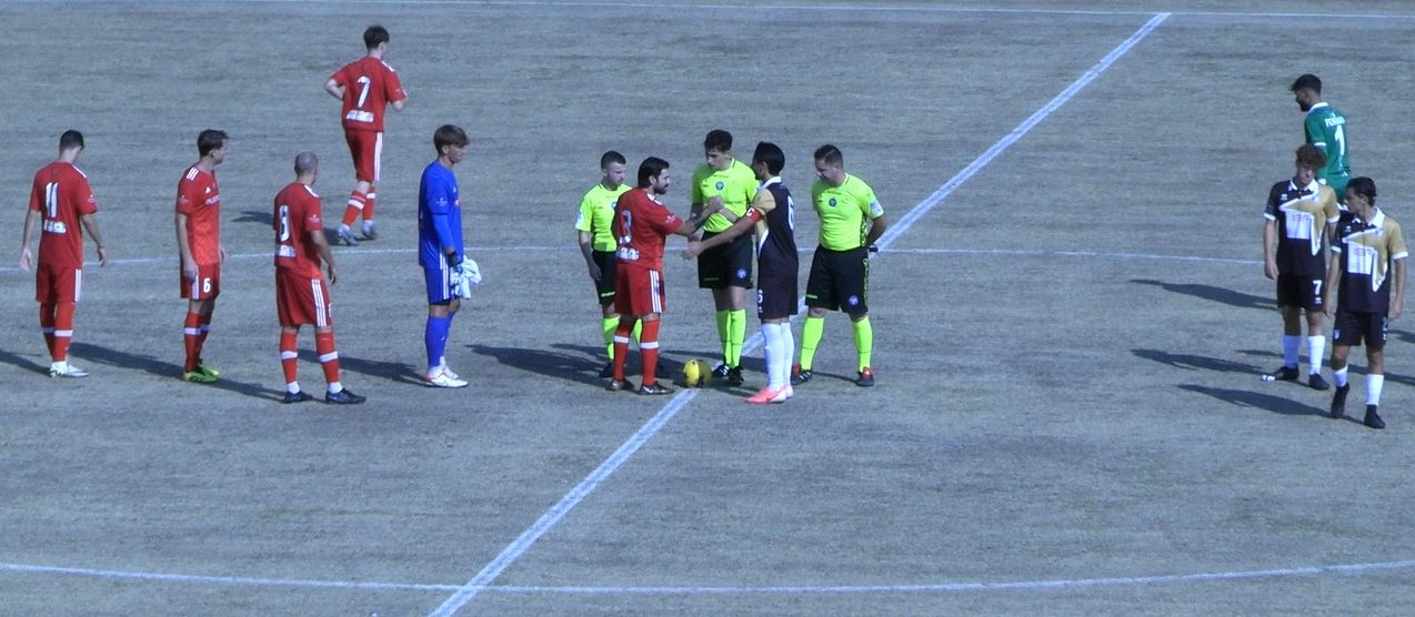 Calcio Ecellenza inizio match Meda maglia rossa e Sestese