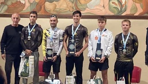 Lissone Triathlon al centro Federico Murero alla sua destra Elia Finazzo alla sua sinistra Simone Ceddia