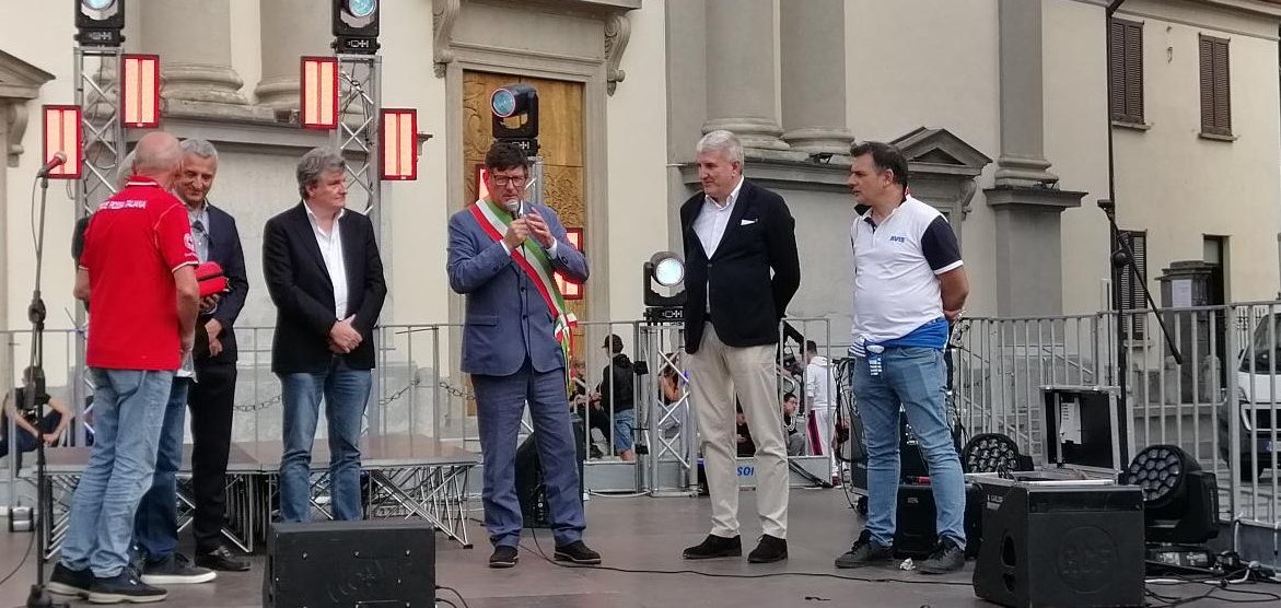 Nova Milanese I fratelli Caimi ricevono il Dae al presidente Avis