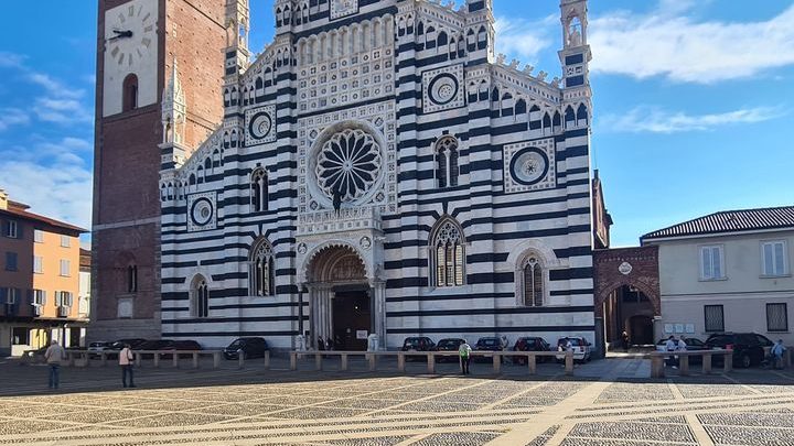 Monza le auto parcheggiate davanti al Duomo in una foto inviata da un lettore al Cittadino