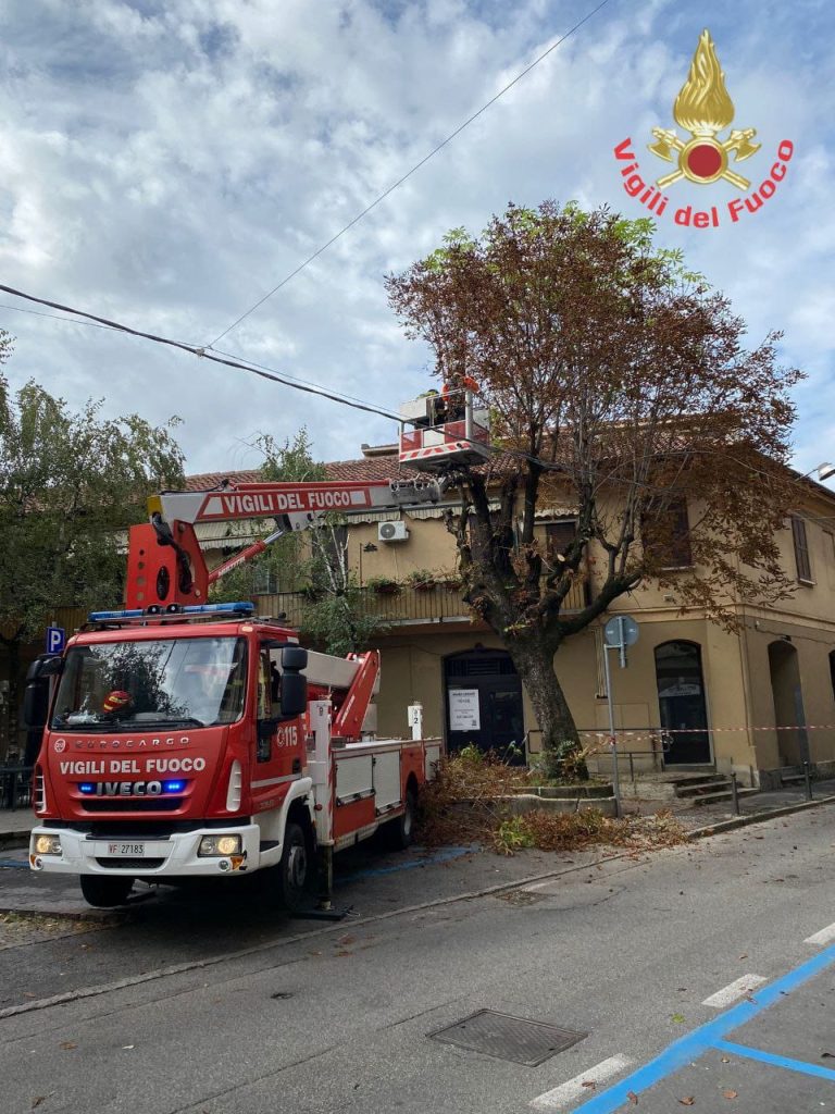 Vigili del fuoco di Monza e Brianza al lavoro per il forte vento