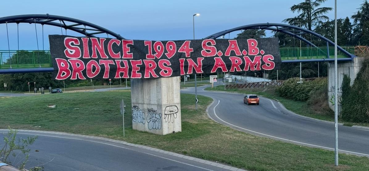 Lo striscione dei Sempre al Bar comparso la mattina del 15 settembre in viale Industrie