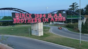 Lo striscione dei Sempre al Bar comparso la mattina del 15 settembre in viale Industrie