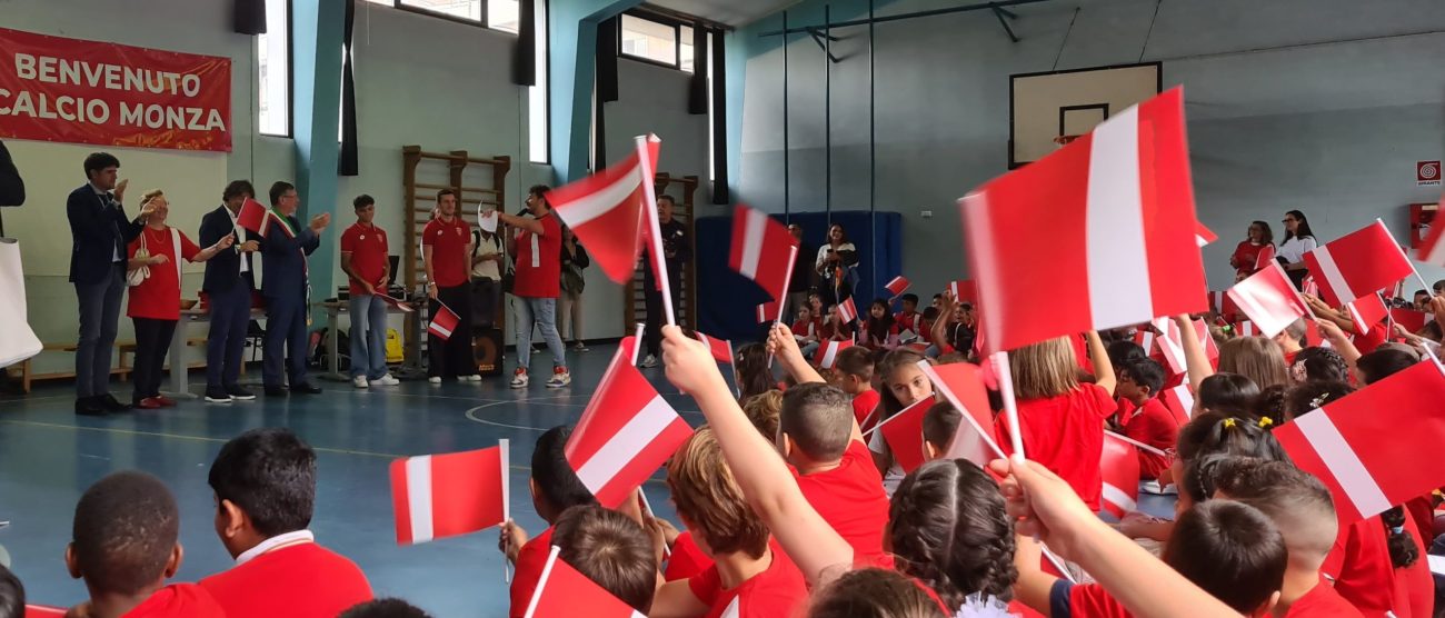 Monza astucci biancorossi primo giorno di scuola Ac Monza Comune