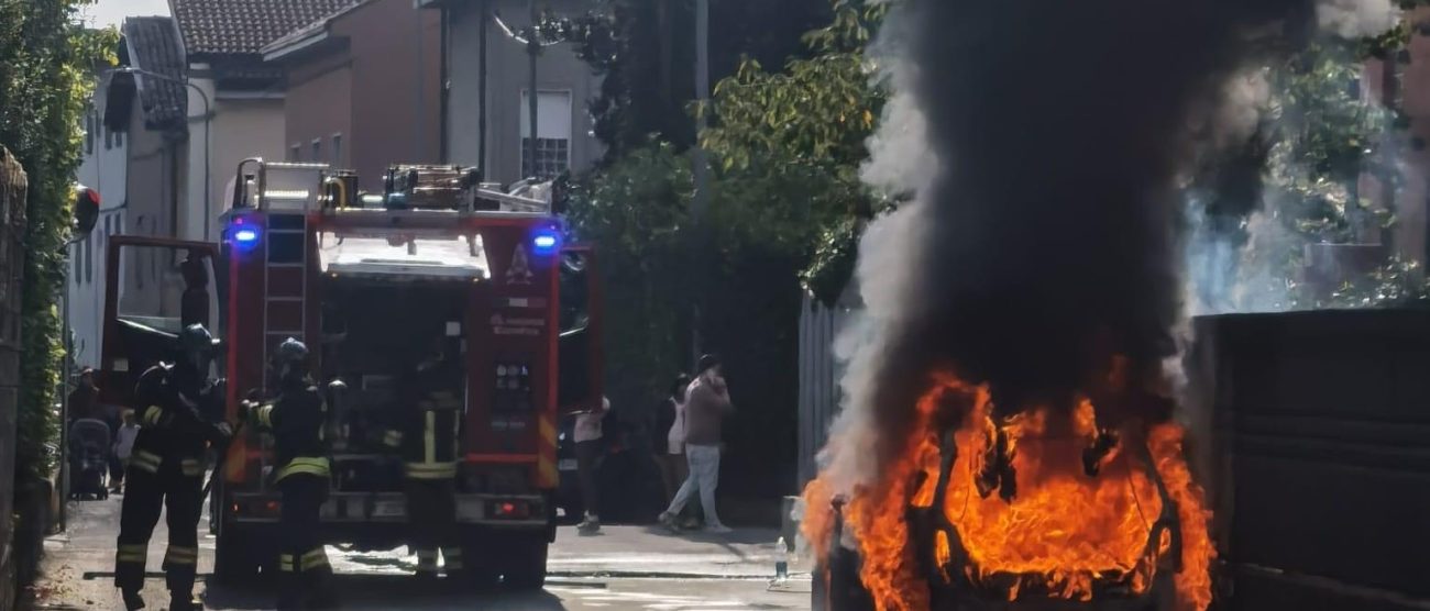 Meda auto incendiata