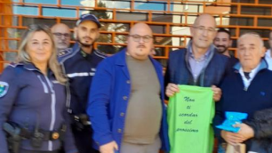 Seveso Italo (a destra) e le persone che lo stanno aiutando